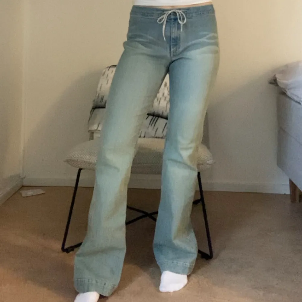 Skitsnygga bootcut jeans, strl 40 men passar bra på mig som brukar ha s då dom är stretchiga💕långa i benen! Aningen slitna längst ner vid hälarna, skriv för bild💕💕. Jeans & Byxor.