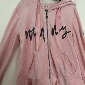 Kofta från Odd Molly - Kofta från odd molly med luva. Väldigt bra skick