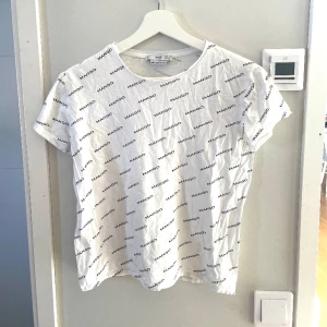 Mango T-shirt  - Cool mango T-shirt i bra skick!! Använd gärna köp nu💝💝