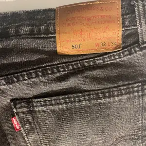 Svarta Levis jeans 501. Köpta på Levis hemsida för 1100kr. Tveka inte att fråga vid eventuella funderingar. Storleken på jeansen är W32, L34