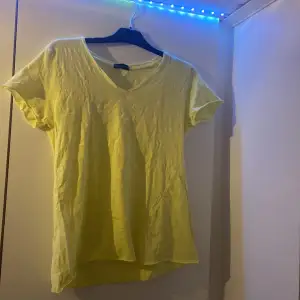 Säljer denna gula T-shirten då jag inte använder den mera. De är i storlek XL men passar mig som har M❤️ jag har endast använt den få gånger❤️ den är lite skrynklig men den stryks innan den skickas iväg❤️ hör av er vid frågor mm❤️ pris kan diskuteras❤️❤️