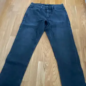 Jeans från j&j i loose fit. Typ stengrå/svarta. Har sytt in dem lite i midjan, men det är ca 1 cm. Är i använt skick.