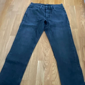 Jack & jones - Jeans från j&j i rak passform. Typ stengrå/svarta. Har sytt in dem lite i midjan, men det är ca 1 cm totalt (båda sidorna inräknat). Är i bra skick. Vid funderingar mm tveka inte på att skriva.