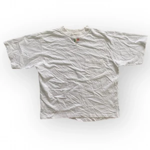 Vintage/retro tshirt - Snygg vintage/retro tshirt med Lätta broderi. I väldigt gott skick!