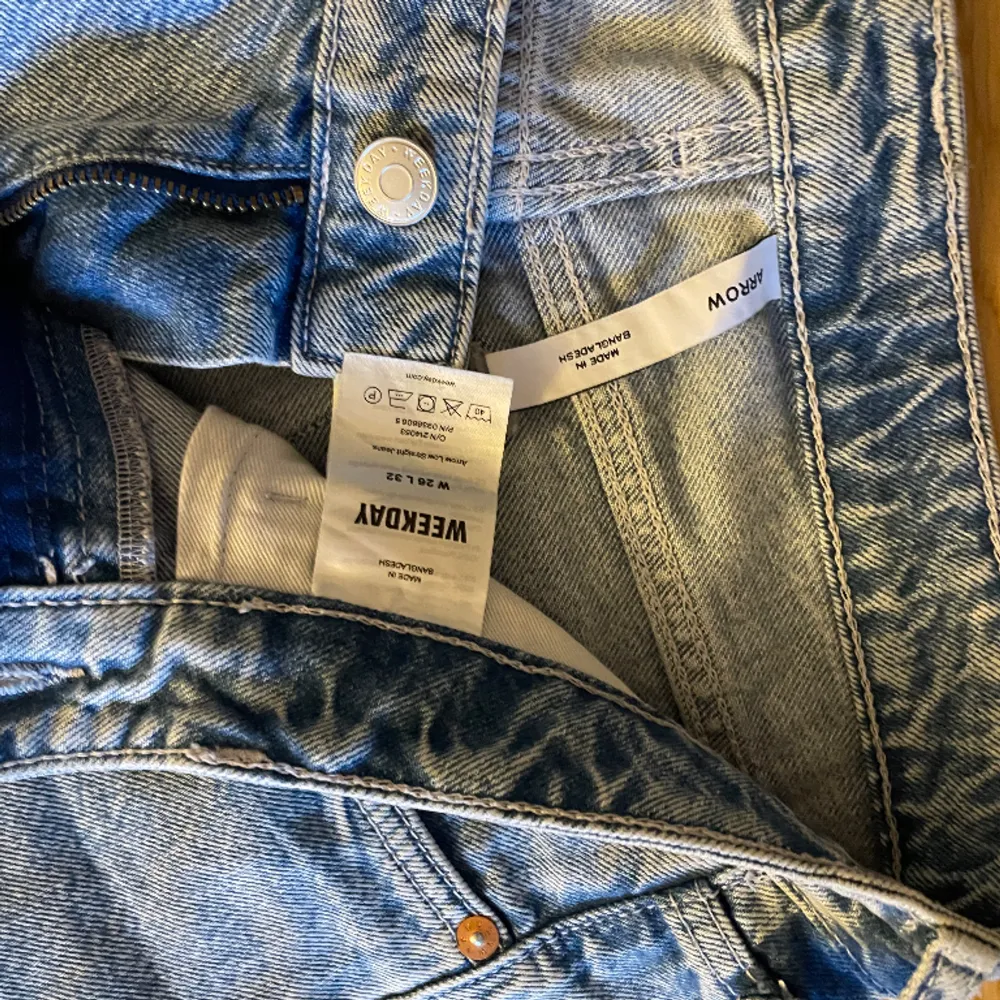 Weekday jeans, färg summer blue, storlek 26/32, low waist, straight leg. Använda fåtal gånger, fint skick. Bra pris vid snabb affär. Köpare betalar frakt eller möts upp i Västerås.. Jeans & Byxor.