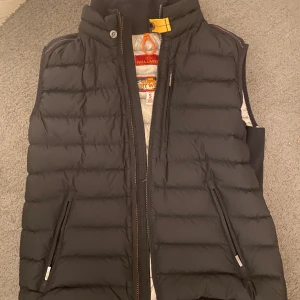 Parajumper väst - Säljer nu min parajumper väst som är i  väldigt bra skick   Priset ej hugget i sten