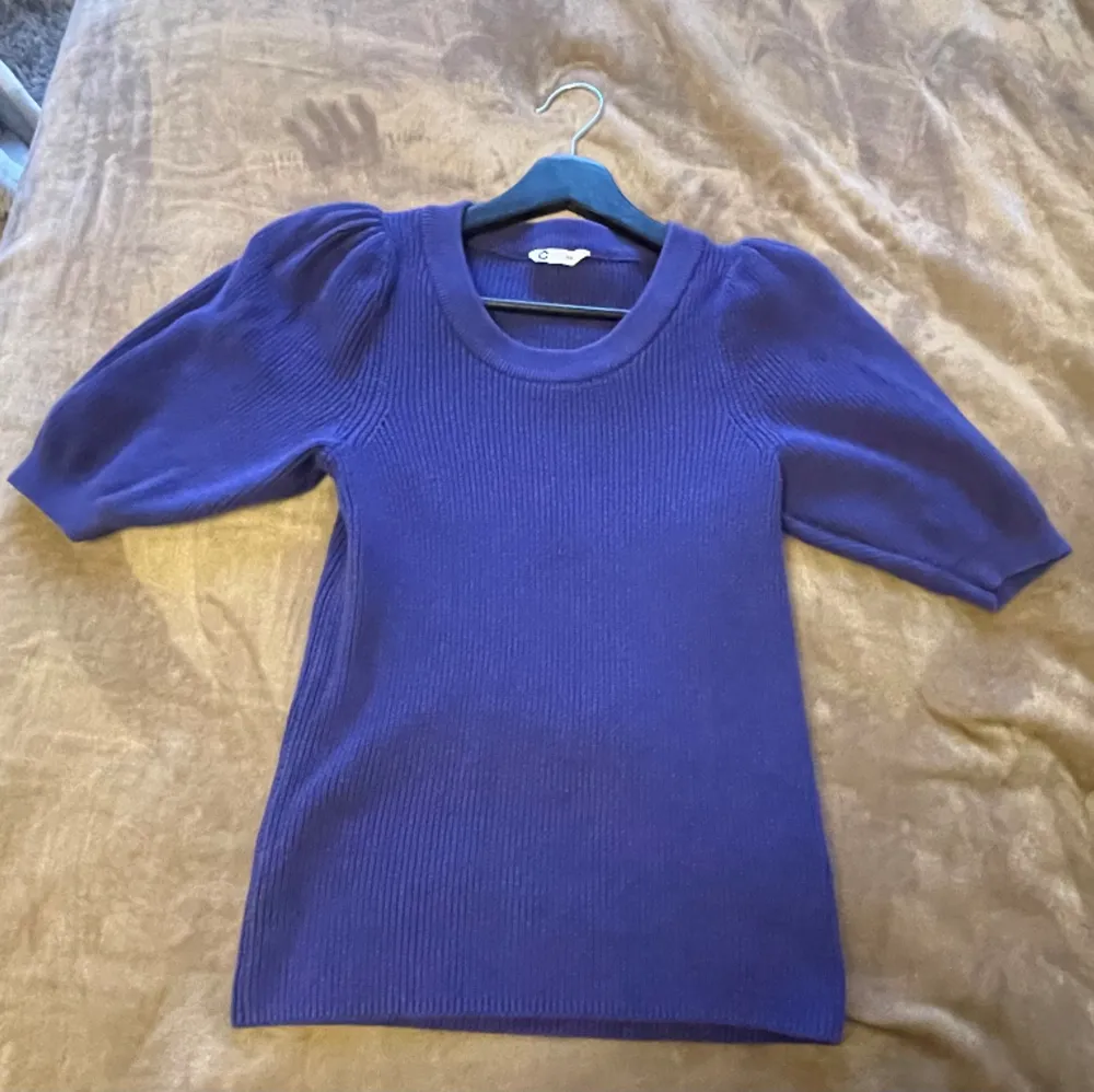 Jättefin blå kortärmad stickad tröja från Cubus. Knappt använd. Tröjor & Koftor.