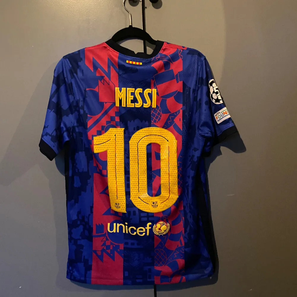 FC Barcelona tröja köpt från deras hemsida för 1 tusen kr. Det är 2021/22 ucl säsongs tröjan. Den är riktigt snygg och i bra skick 10/10 skick!  Det är såklart Messi på ryggen!. Hoodies.