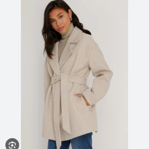 Beige kort kappa - Jättefin kort kappa från nakd, passa för både kallare och varmare väder 