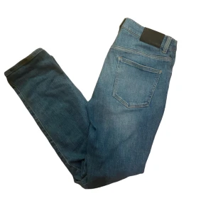 J.Lindberg slim jeans - Säljer dessa J.Lindberg jeans i gott skick. Storleken bör passa dig mellan 174-184. Skick:8/10 Hör av er vid frågor eller funderingar!😁
