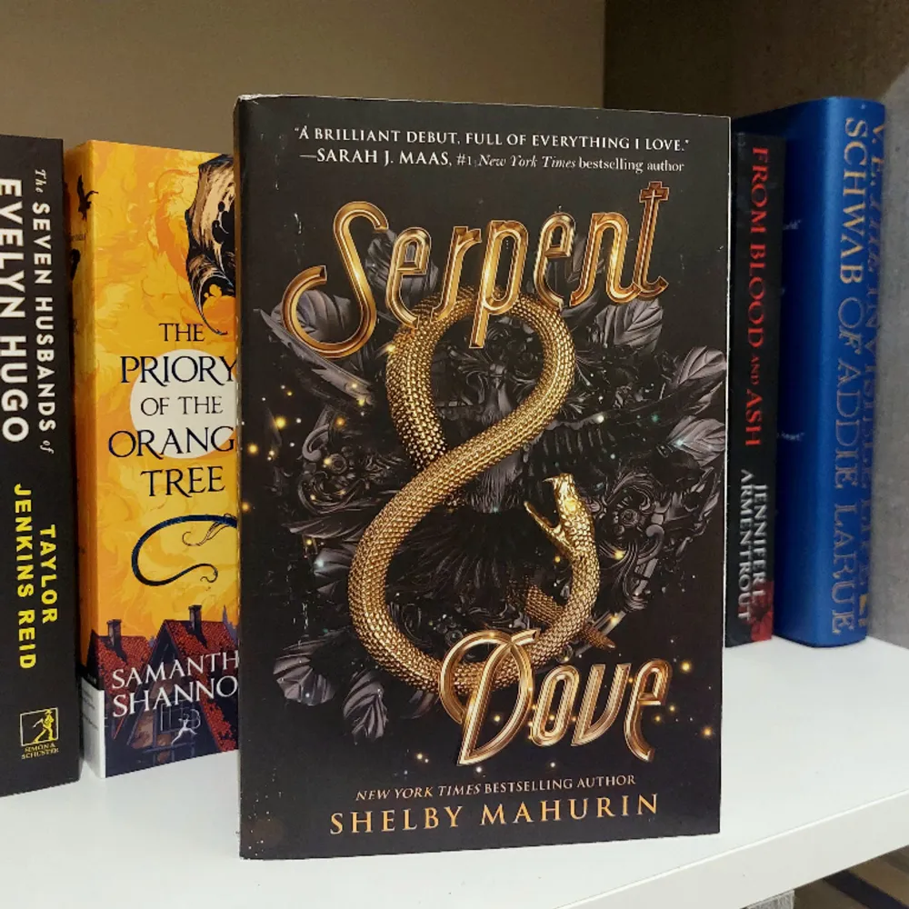 Serpent and Dove av Shelby Mahurin🫶                          Helt ny och aldrig läst. Fantasy med enemies to lovers relation och massa smut!🤗🫶 (första boken). Övrigt.