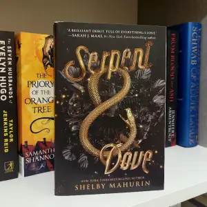 Serpent and Dove av Shelby Mahurin🫶                          Helt ny och aldrig läst. Fantasy med enemies to lovers relation och massa smut!🤗🫶 (första boken)