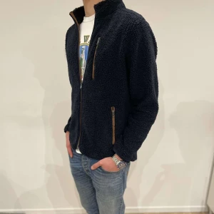 Fleece zip - Tja säljer nu denna ass snygga fleece zipen från HANSEN & JACOB. Använd Max 3 ggr, nypris 1699kr mitt pris 800kr. Storlek M🙌🏻🔥