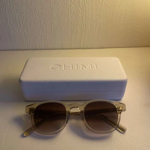Chimi 01 - Säljer ett par Chimis 01 använda ett fåtal gånger och skick i 9/10. Mest bara legat hemma. Köpta på Nk för 1250kr.