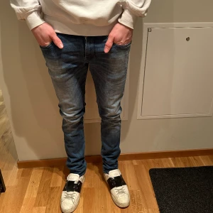 Replay Anbass jeans - Säljer nu dessa sjukt snygga replay Anbass jeans | skick 9/10 | ny pris 999 kr | mitt pris 450 kr | Hör av dig vid lilla minsta fundering 🤝😁