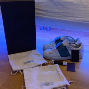 Blå valentinos - Tjena säljer dessa grå/mörkblå Valentinos i storlek 41 fits 42 skick 7/10 allt og skriv om du undrar något