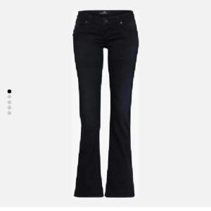 Ett par svarta LTB jeans i modell Valerie! Low waist och bootcut i storlek 29/34🫶🫶Nästan aldrig använda därmed inga slitningar🥰Nypris ca 900kr