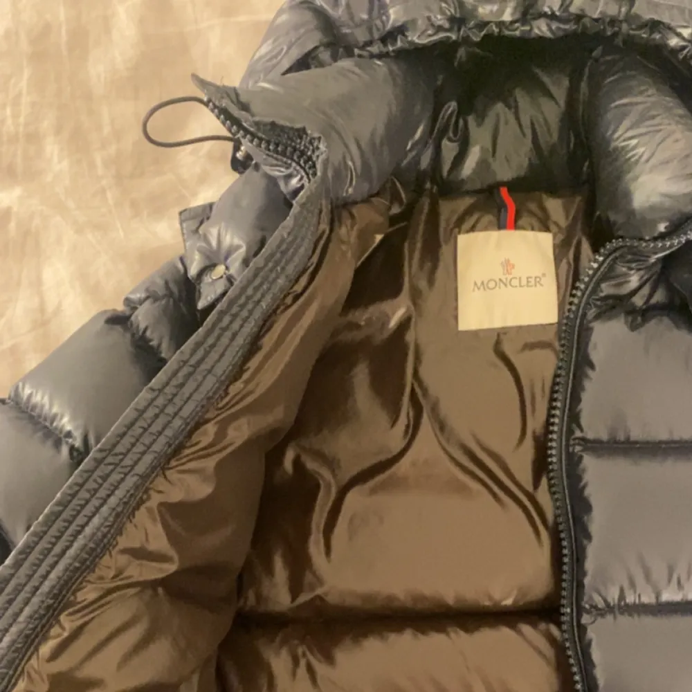 Marinblå moncler maya i storlek 00 vuxen. Passar mig som är 164, 50kg. Bra skick, säljes då jag vill köpa en annan jacka💕 -Mössa kan köpas med för 199kr annars 499kr. Jackor.