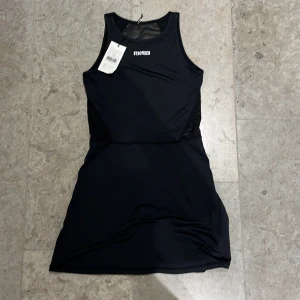 Tennisklänning Stronger - Helt oanvänd klänning från stronger. Köpt för 800!