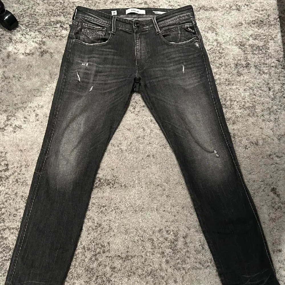Replay anbass jeans | Storlek: 32/32 | Skick 9/10 använda 2 gånger inga defekter | Nypris 1999kr | Vårt pris 1499 kr | Hör av er vid minsta lilla fundering . Jeans & Byxor.