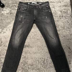 Replay anbass jeans | Storlek: 32/32 | Skick 9/10 använda 2 gånger inga defekter | Nypris 1999kr | Vårt pris 1499 kr | Hör av er vid minsta lilla fundering 