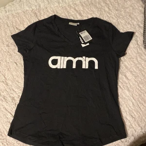 Aim’n träningströja - Säljer min helt oanvända Aim’n tränings t-shirt!! V-ringad och något figursydd. Storlek S, ingen aning vad inköpspriset är på men säljer för 30kr❤️