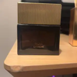 Tom ford noir extreme 50ml knappt använd med 99% kvar. Är främst intresserad av andra parfymer. Skicka det ni har och vid frågor och funderingar är det bara att skriva. Vill alltså bytas så prisförslag är inte speciellt intressant.