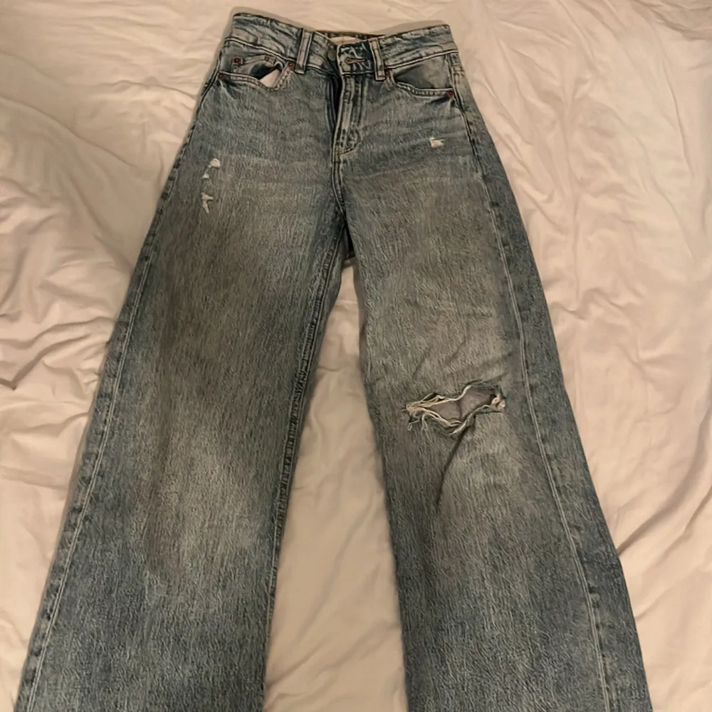 Blåa Hm jeans med ett hål på ena benet🤍 strl 34 . Jeans & Byxor.