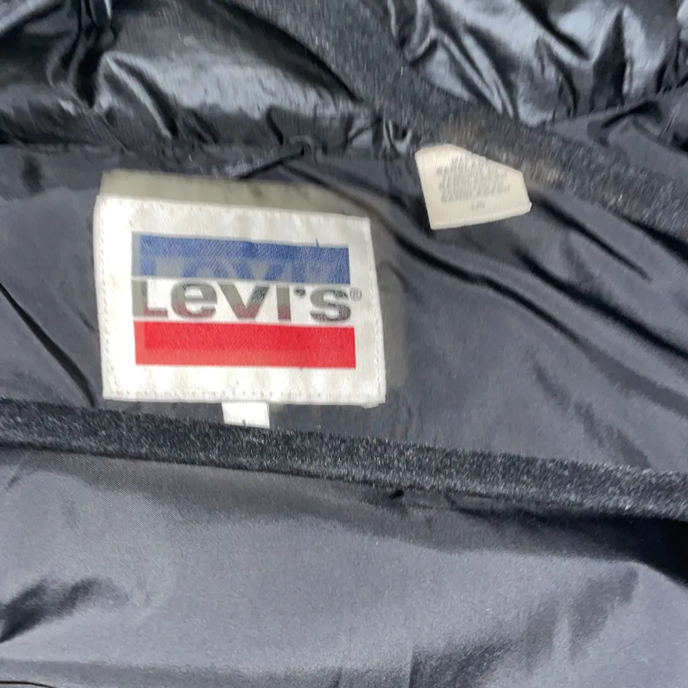 Hey säljer denna Levis jacka som jag hade köpt hos Levis butiken. St L men passar också M och S. Original pris 1899 kr säljer nu 499. Obs!! Har ett litet håll vid vänstra armen   Tveka inte att skriva  Priset är ej hugget i sten  Finns i Sundvalls . Jackor.