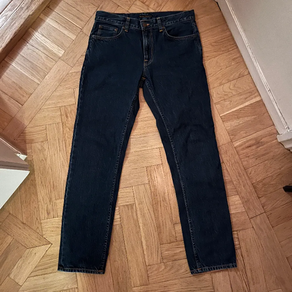 Säljer mina oanvända Nudie Jeans modell gritty jackson i färgen dark space. Dem är köpte för ett halvår sedan men har använts 2 gånger så skicket är 10/10. Nypris ligger på 1600 kr. Hör av er vid frågor och funderingar! . Jeans & Byxor.