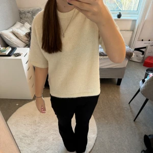 Stickad t shirt - Stickad t shirt. Köpt nyligen på ginatricot men inte kommit till användning. Nypris: 299