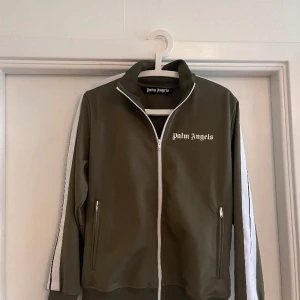 Palm angels tröja - Palmangels Skick:9/10 Nypris:5000kr Storlek:M Mitt pris:2000kr Påse och tag finns