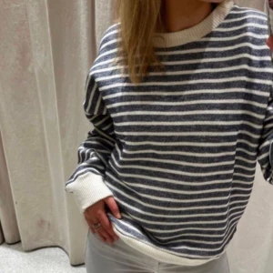 Zara randig stickad tröja  - I nyskick då den knappt är använd, lika mjuk som när den köptes!💘🫶🏽 säljer för 120kr💞 Perfekt nu i sommar att ha till en kjol🤍🫶🏽