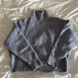 Stickad tröja från Zara!!!! - Otroligt fin stickad tröja från Zara som inte kommer till användning. Tröjan är i ett väldigt bra skick och är endast använd ett fåtal gånger!!!!