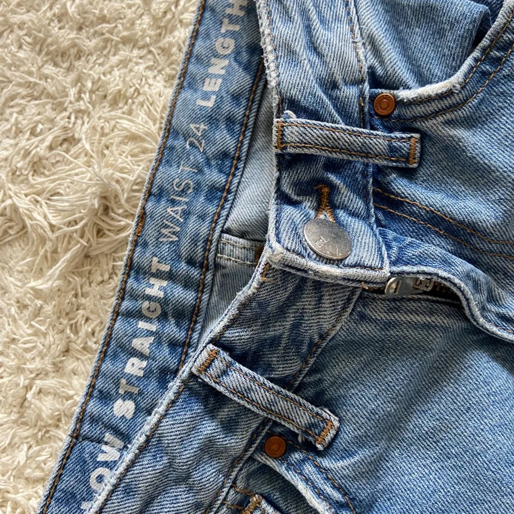 Ljusblåa populära low straight jeans från bik bok. W 24, L 32 (innerbenslängden 81cm).. Jeans & Byxor.