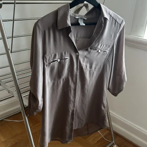 Blus - En väldigt fin blus från H&M. Tunn och skönt perfekt till sommaren! Storlek 36, lite oversized. I bra skick! 