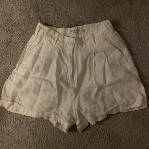 Vita linne shorts från Nakd. Storlek 36 