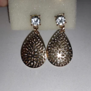 Låtsas örhängen  - Låtsas örhängen. Glittrar fint. Man klämmer bara fast dem. Perfekt för de som inte har hål i öronen 