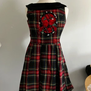 Klänning  - Cool hell Bunny klänning med tryck. Gillar mycket men kommer tyvärr inte till användning. I mycket gott skick.  