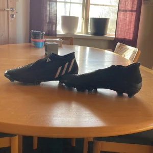 Adidas predator fotbollsskor - Storlek 44 2/3, fotbollskor som är i bra skick och bara används en säsong
