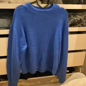 En stickad tröja i en fin stark blå färg. I storlek Xs men passar även mig som brukar ha M