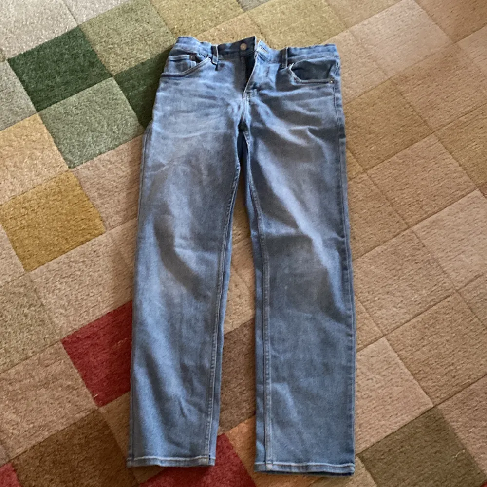 Hej säljer dessa Levis jeans storlek 16 a. Dom är i gott skick men lite slitna på lappen som sitter där bak. Annars är dom som nya!  . Jeans & Byxor.
