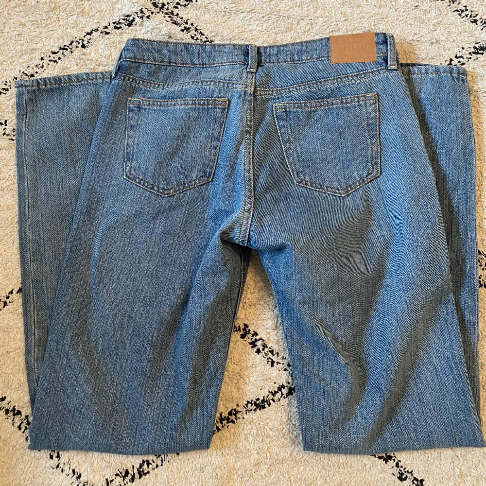 Supersnygga jeans från weekday som aldrig kom till användning. Som nya! Köpt för 500/600kr, så snygg tvätt och dessutom Lågmidjade ❤️‍🔥. Jeans & Byxor.