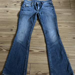 Säljer dessa snygga lågmidjade bootcut jeans från Diesel industry! De är i väldigt bra skick! Midjemåttet mätt platt: 38cm       innerbenslängd: 82cm                                                   Ytterbenslängd: 105cm                                  