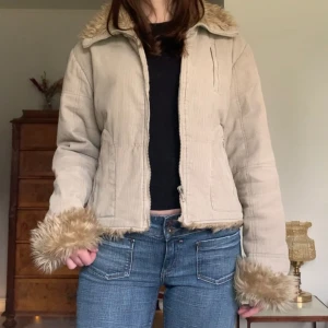 Vintage jacka - Beige fodrad jacka i manchester med pälsdetaljer, från okänt märke! Perfekt till våren 🤎