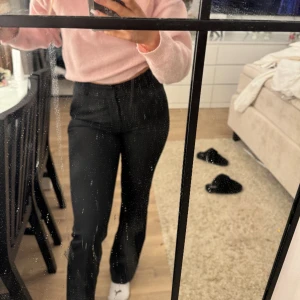 Svarta kostymbyxor  - Svarta kostymbyxor i modell pw Vilma  Fint skick