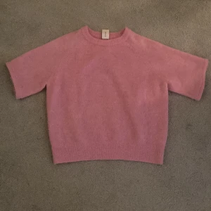 En fin stickad tröja 😍 - En fin stickad tröja som jag sytt upp själv så ni vet men den borde hålla i tvätten jag har själv tvättat den och de funkade bra💗