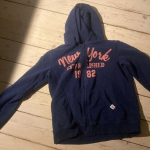 zip up - säljer då den var för kort i armarna på mig! rätt bra skick men en fläck man ser på sista bilden som jag tror är måla färg. skulle säga att den passar xxs/146-152