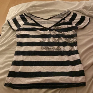 Snygg y2k tröja - En jättefin y2k topp/tröja som tyvärr är för liten för mig, det står inte vad det är för märke tyvärr. 