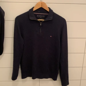 Halfzip  - Trendig halfzip i den snygga färgen marinblå, Tommy hilfiger
